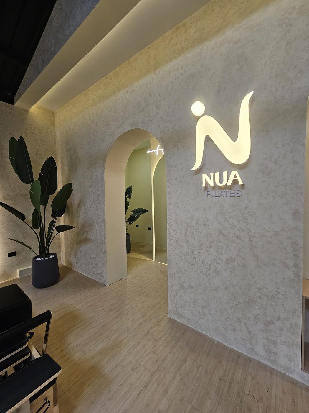 Logo NUA iluminado en el estudio