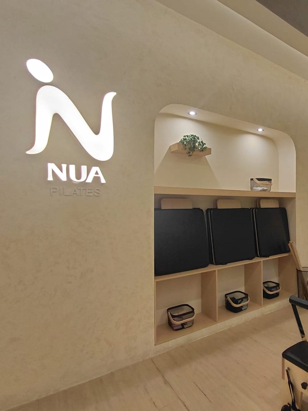 Nicho del estudio con el logo NUA iluminado