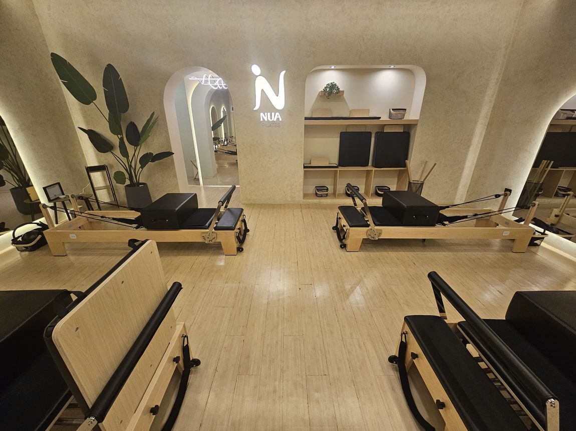 Sala principal de NUA Pilates con reformers
